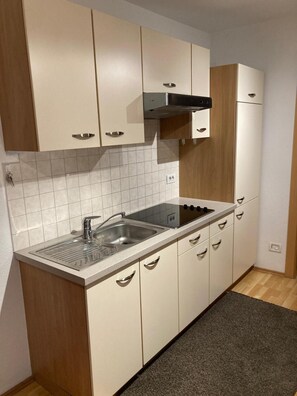 Kühlschrank, Mikrowelle, Herdplatte, Geschirrspüler