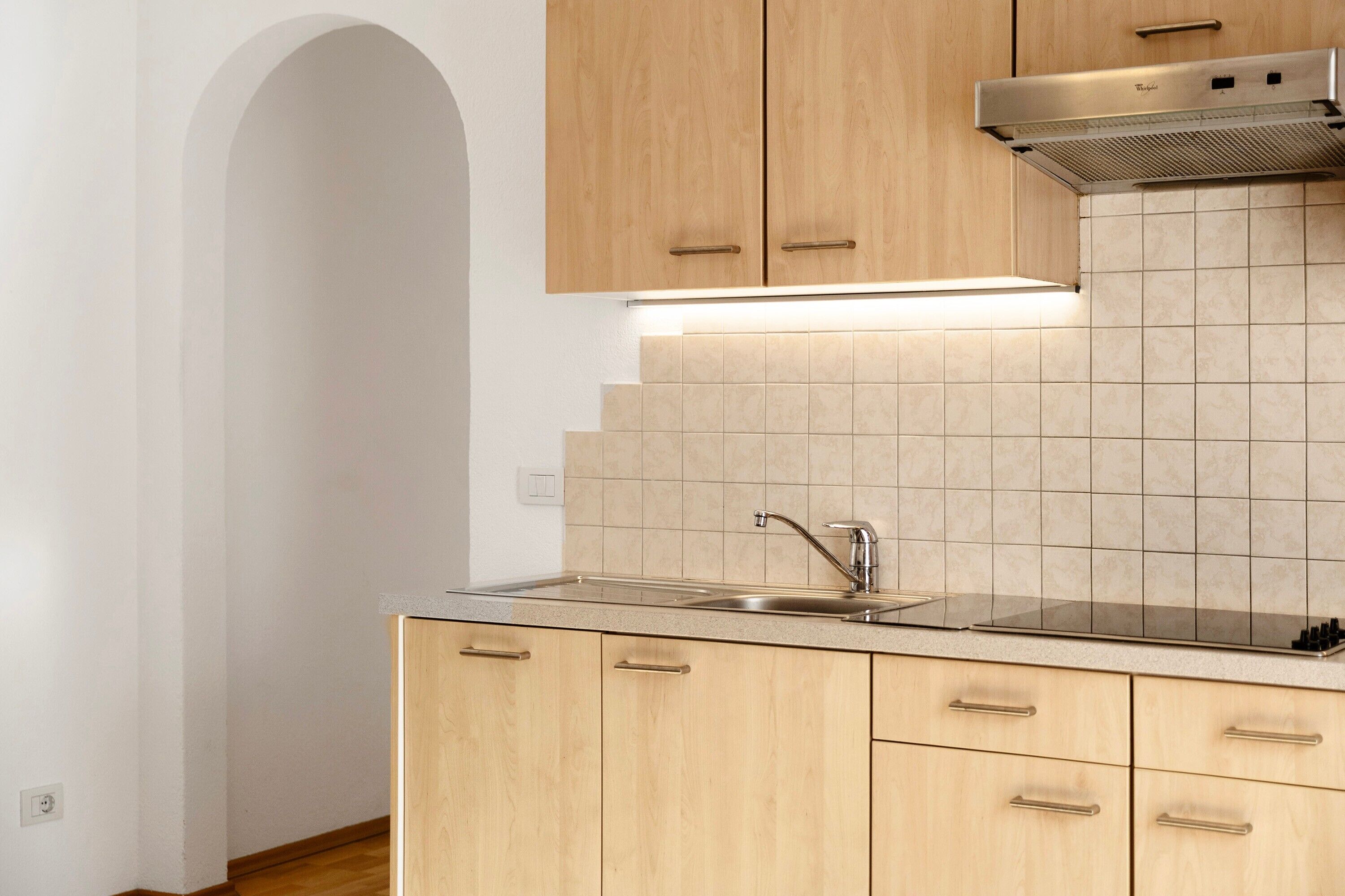 Kühlschrank, Mikrowelle, Herdplatte, Geschirrspüler