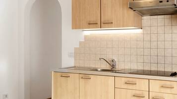 Kühlschrank, Mikrowelle, Herdplatte, Geschirrspüler