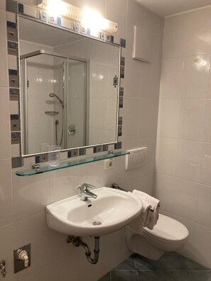 Dusche, Haartrockner, Handtücher