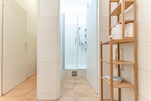 Douche, séchoir à cheveux, serviettes fournies, savon