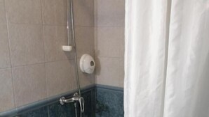 A bathroom with a bathtub, a showerhead, and a toilet. - Guest House RSA by Umbral (Loulé)