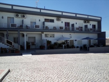 Exterior. Guest House RSA by Umbral