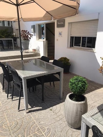 Outdoor dining. Guest House RSA by Umbral