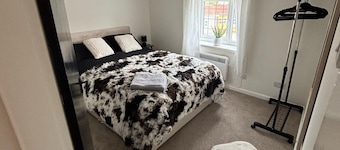 Cottage - Sleeps 4 - Pets Ok - Patio - Parking