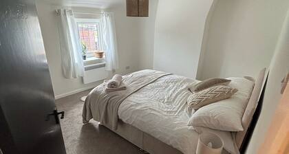 Cottage - Sleeps 4 - Pet Ok - Patio - Parking