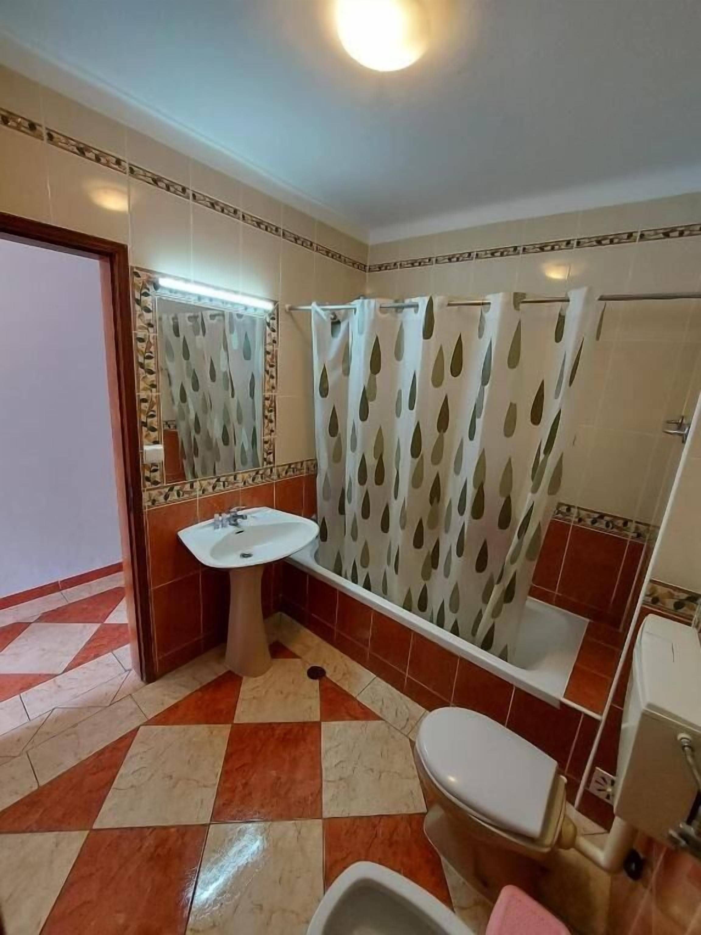 Serviettes fournies, papier toilette