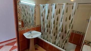 Serviettes fournies, papier toilette