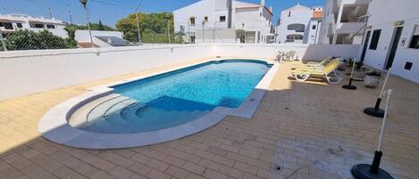 季节性开放的室外游泳池