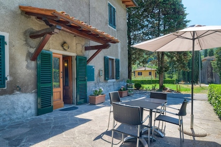 Outdoor dining. Holiday Home 'L'aia Dì Trippa All'Aria Mugello' with Private Garden and Wi-Fi