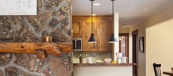 Outpost: Tuckaway House - Private Hot Tub!