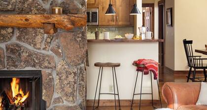 Outpost: Tuckaway House - Private Hot Tub!