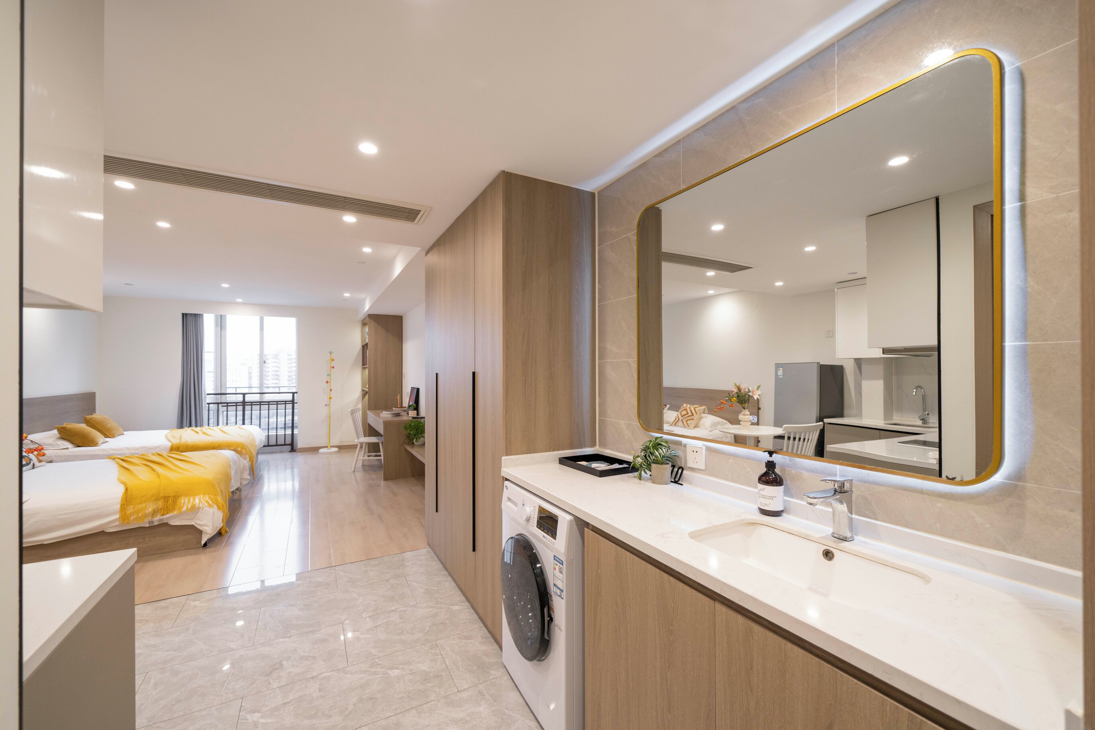 Appartement Confort | Salle de bain | Douche, douche à « effet pluie », articles de toilette gratuits