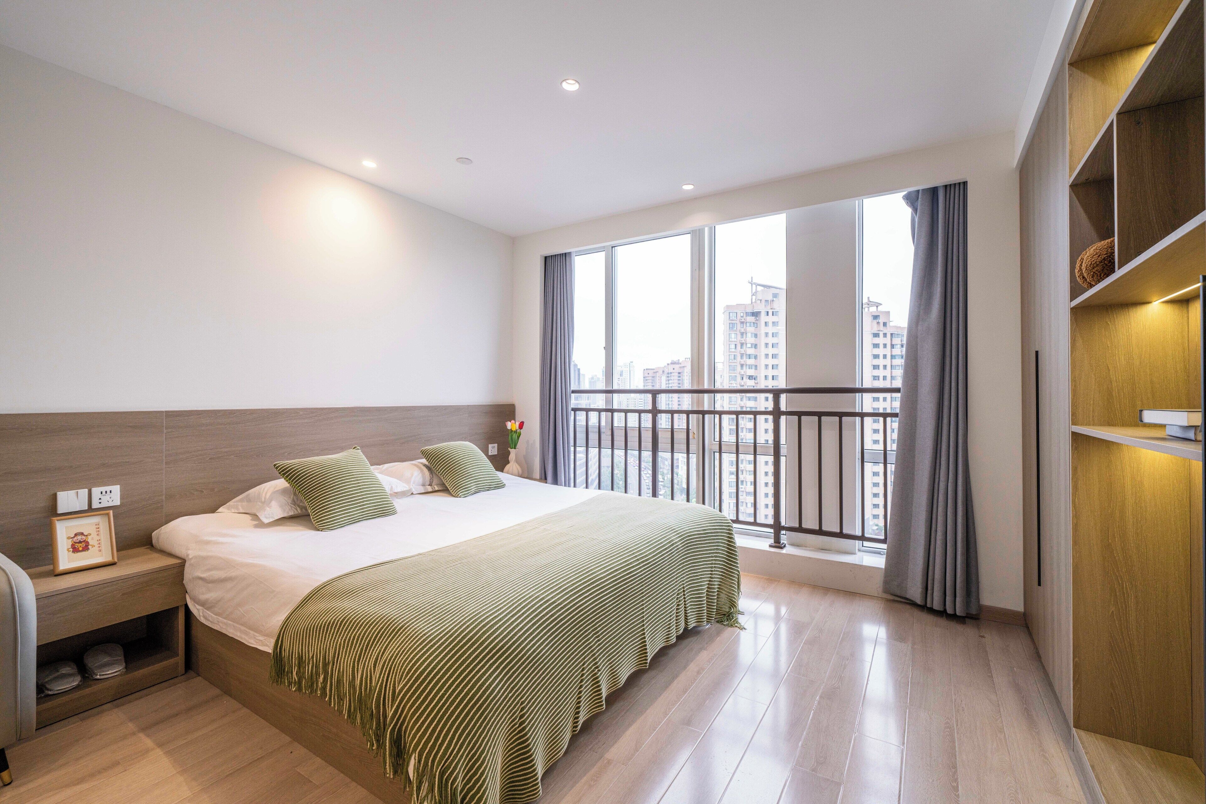 Escritorio, wifi gratis y ropa de cama 