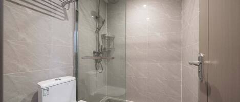 Senior appartement | Badkamer | Een douche, een regendouche, gratis toiletartikelen, een haardroger