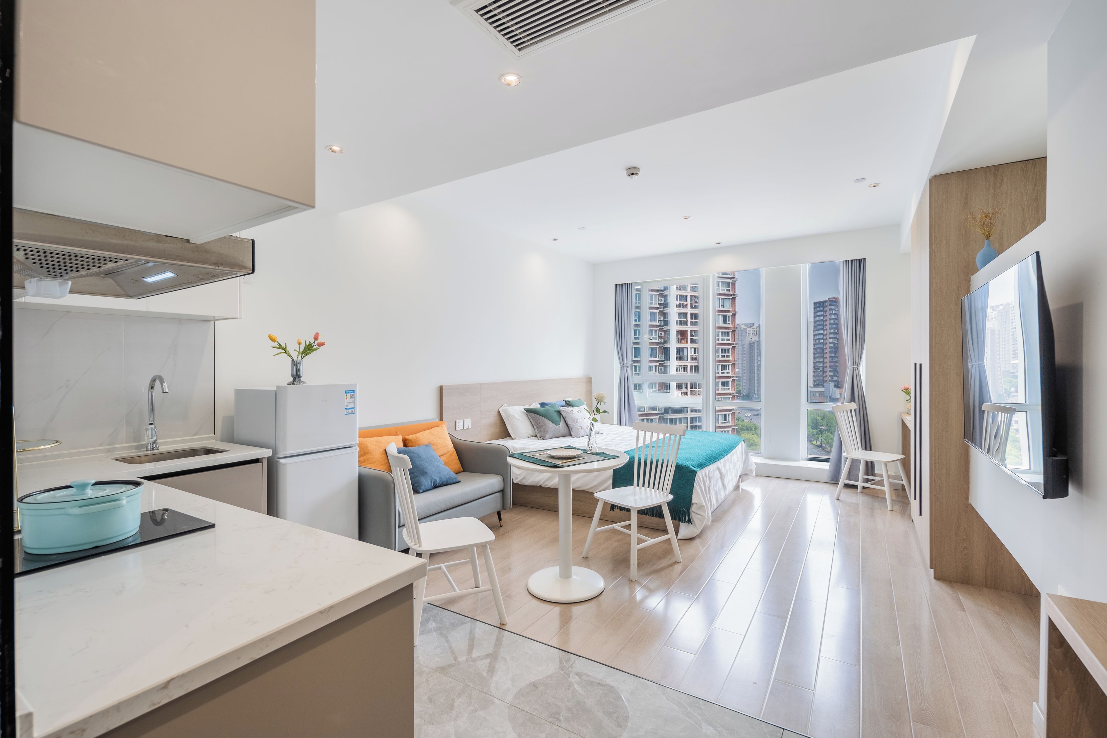 Un apartamento moderno con cocina, comedor y sala de estar.