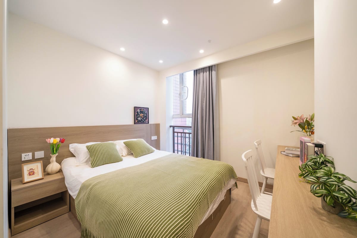 Desk, soundproofing, free WiFi, bed sheets