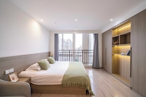 Desk, soundproofing, free WiFi, bed sheets - Book and Bed-QuYang Road (Shanghai)
