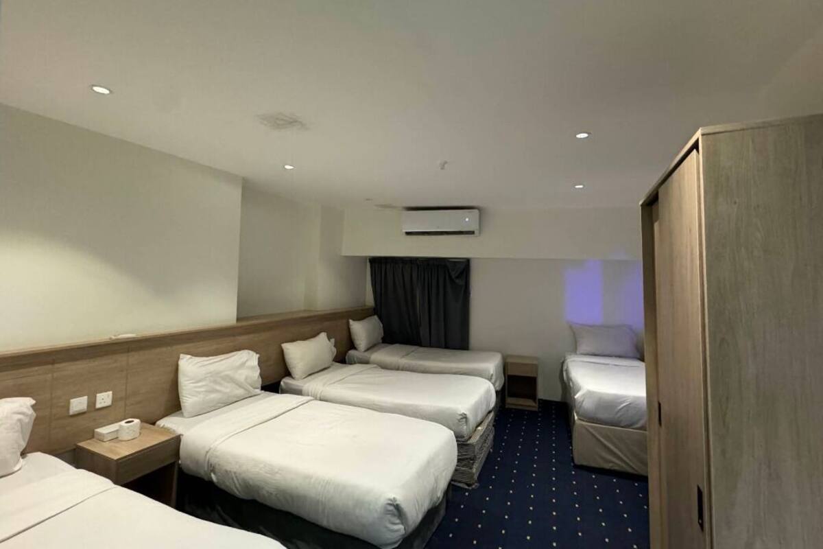 Deluxe Room | In-room safe, desk, blackout drapes, soundproofing