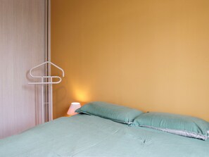 1 habitación, tabla de planchar con plancha, wifi y ropa de cama