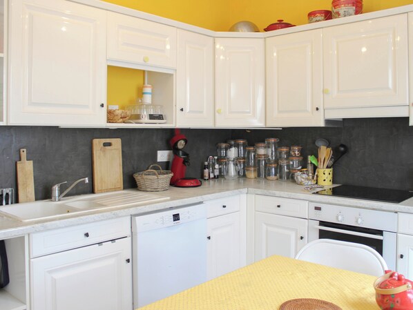 Fridge, oven, dishwasher, coffee/tea maker