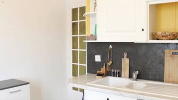 Réfrigérateur, four, lave-vaisselle, cafetiÚre/bouilloire