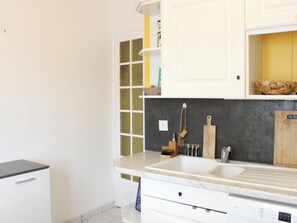 Refrigerador, horno, lavavajillas, cafetera/tetera