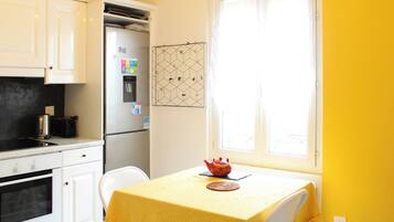 Jääkaappi, uuni, astianpesukone, kahvin-/teenkeitin