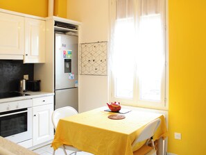 Refrigerador, horno, lavavajillas, cafetera/tetera