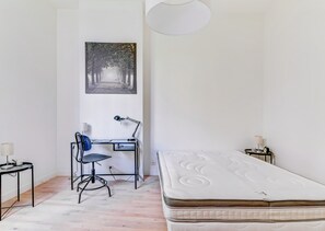 Iron/ironing board, WiFi, bed sheets