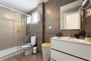 Dusche, Haartrockner, Handtücher