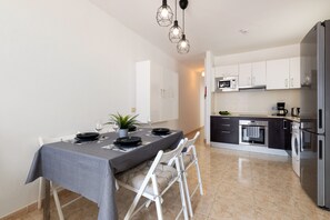 Fridge, microwave, oven, coffee/tea maker - El Arenal de Famara by Escape Home (Famara)