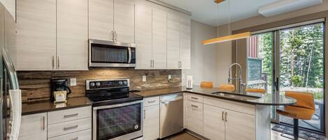 Réfrigérateur, four à micro-ondes, un four, surface de cuisson