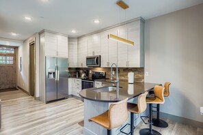 Fridge, microwave, oven, stovetop - The Scenic Summit Stay (Keystone)