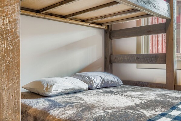 1 bedroom, free WiFi, bed sheets