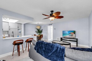 Condo, 1 cama King size y sofá cama (Indian Oaks #7 - Sandy Toes) | Área de sala de estar