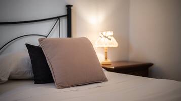 2 slaapkamers, een bureau, een strijkplank/strijkijzer, wifi