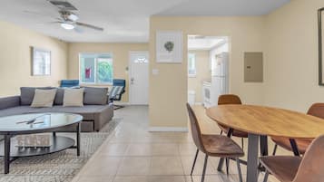 Leilighet, 1 kingsize-seng med sovesofa (Indian Oaks #15 - Sun and Fun) | Oppholdsområde