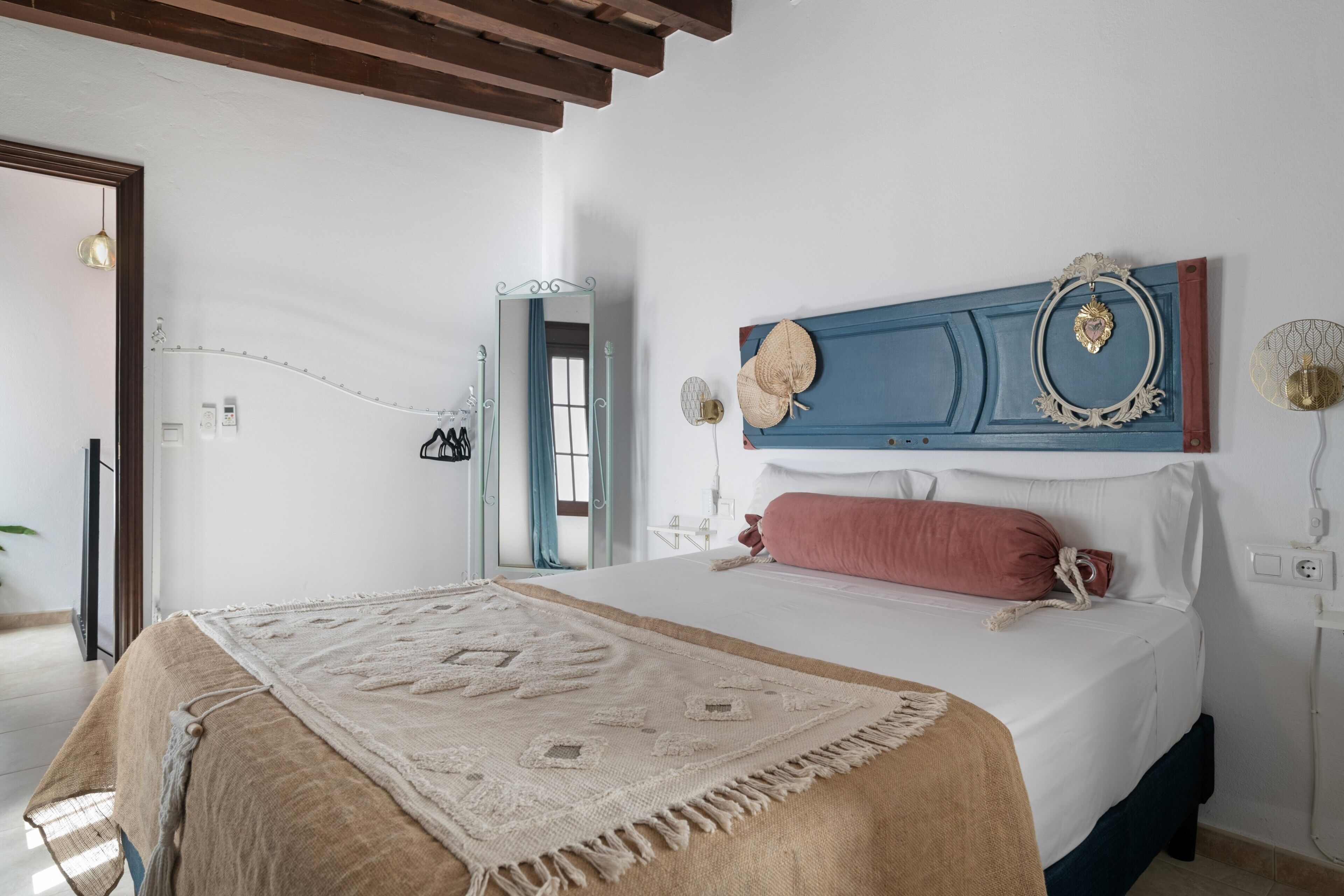 Een strijkplank/strijkijzer, wifi, beddengoed