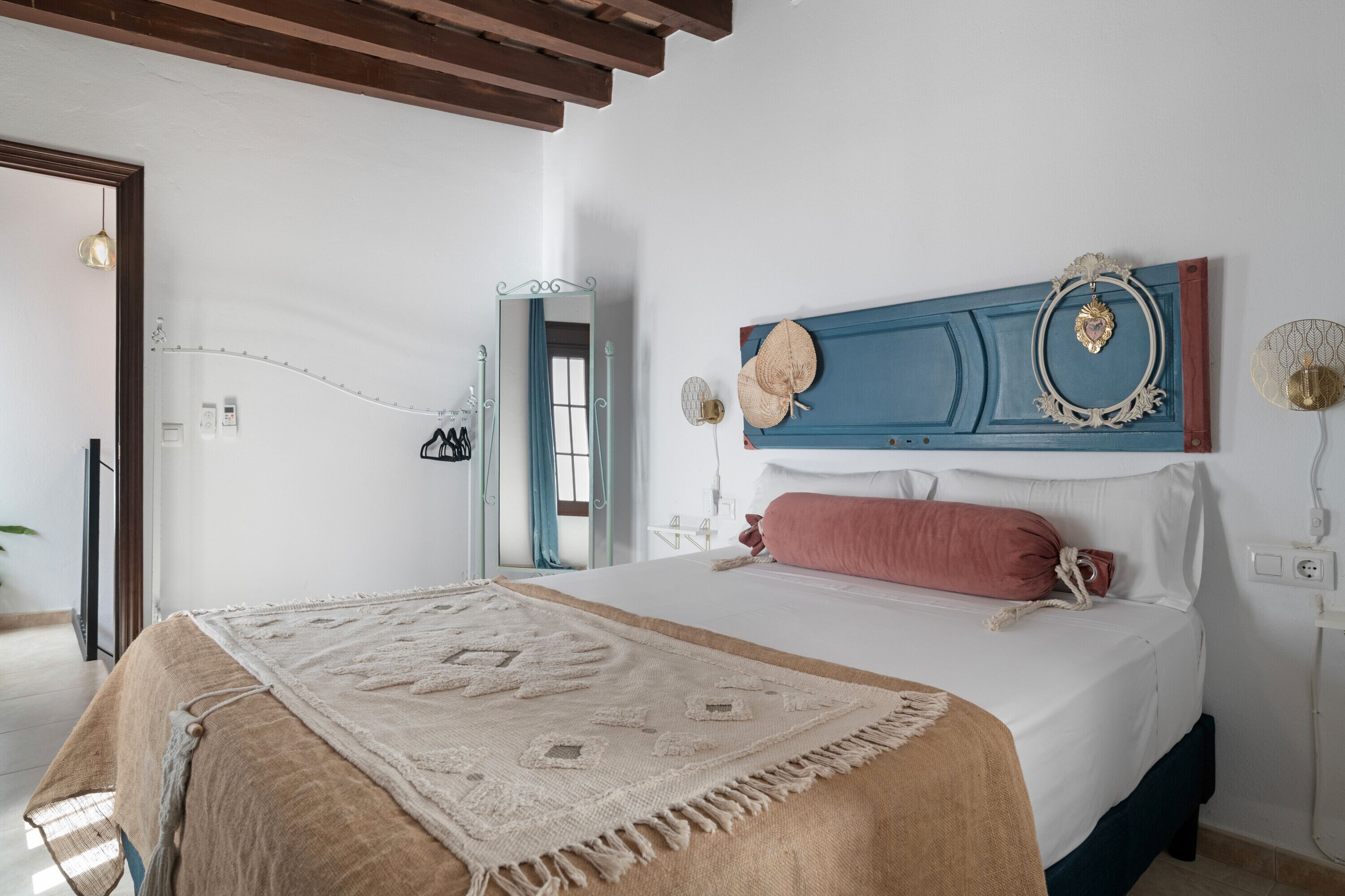 Een strijkplank/strijkijzer, wifi, beddengoed