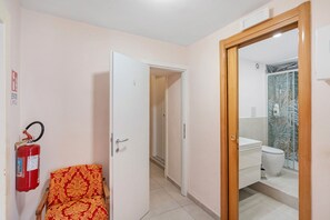 Dusj, hårføner og håndklær