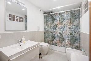 Dusche, Haartrockner, Handtücher