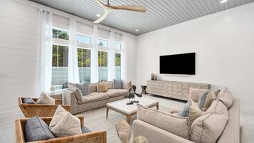 Televisie, een open haard, tafelvoetbal en een tafeltennistafel