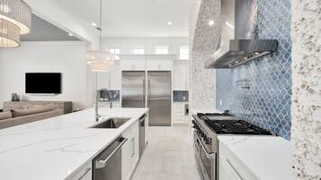 Geladeira, micro-ondas, fogão, lava-louças