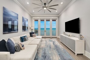 Een televisie en een open haard