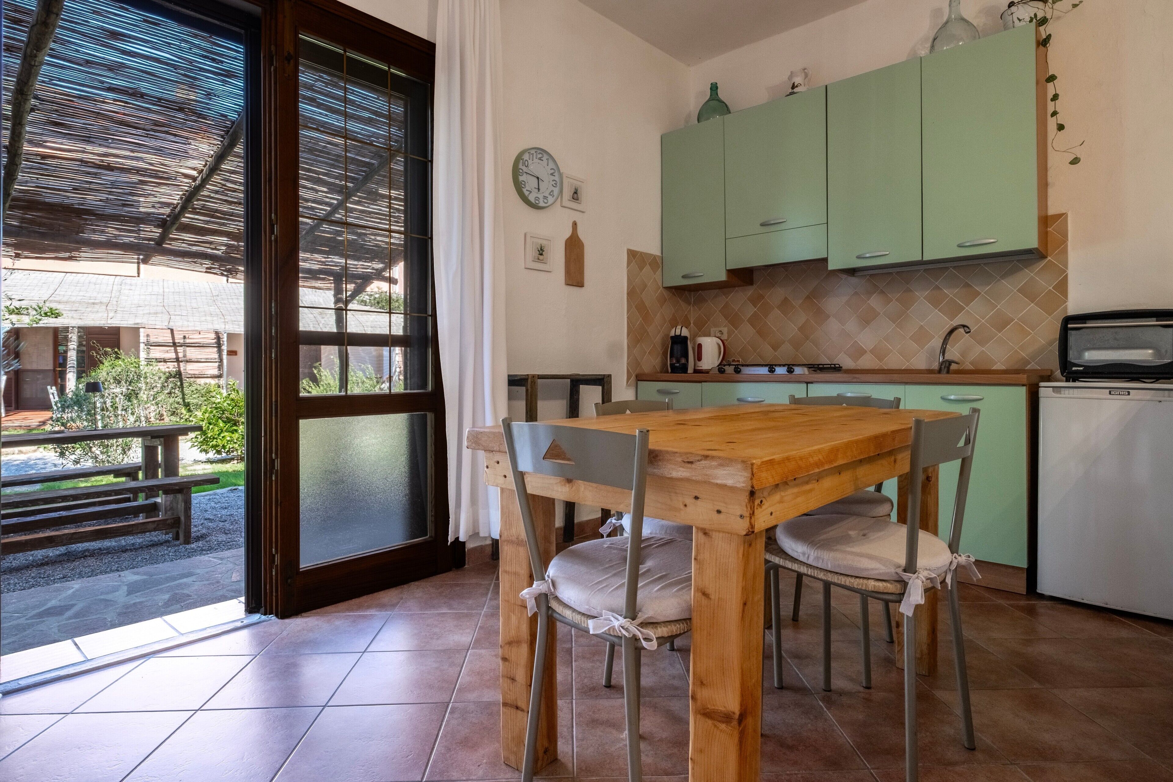 Refrigerador, horno, placa de cocina, cafetera/tetera