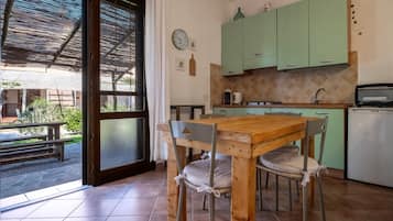 Refrigerador, horno, placa de cocina, cafetera/tetera