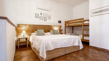 1 slaapkamer, een strijkplank/strijkijzer, wifi, beddengoed