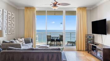 Condo, nhiều giường (Indigo East 1003) | Khu phòng khách