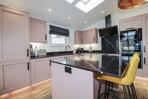 Cookware/dishes/utensils - Minack Lodge (Redruth)